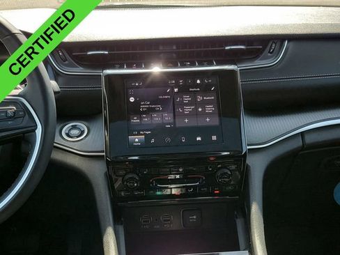 Used 2023 Jeep Grand Cherokee Laredo AWD/4WD image 28