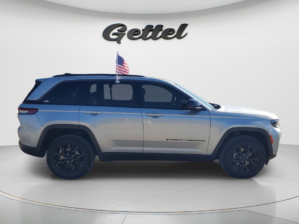 Used 2026 Jeep Grand Cherokee Altitude RWD image 4