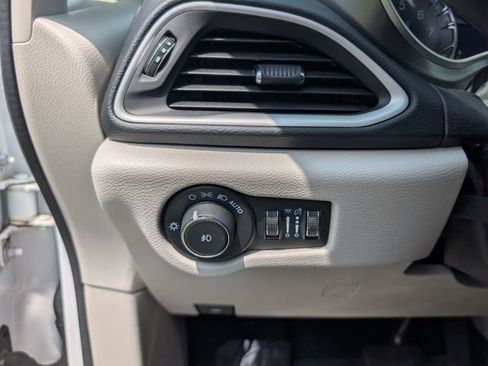 Used 2022 Chrysler Pacifica Touring-L FWD image 12
