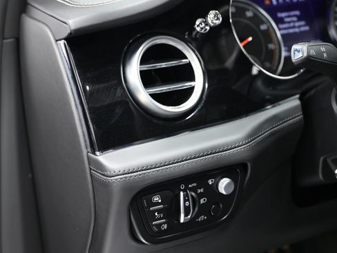 Used 2018 Bentley Bentayga AWD/4WD image 22