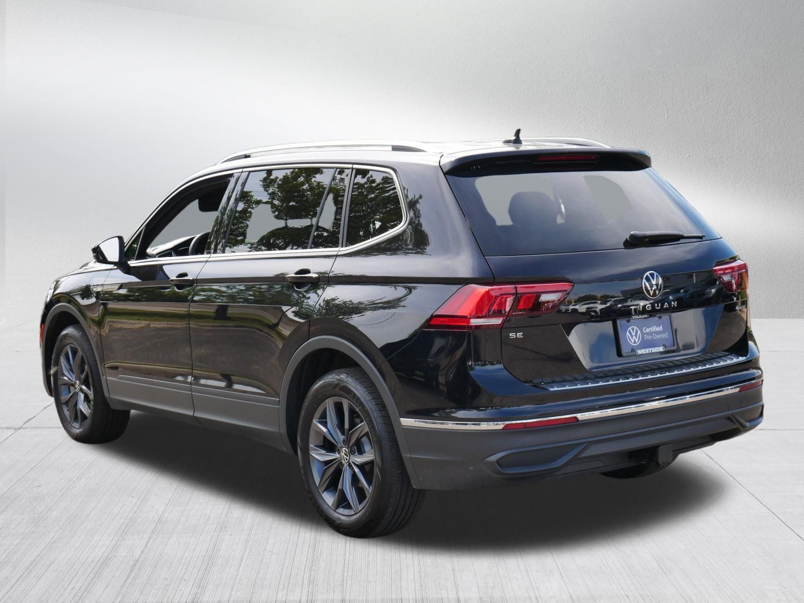 Used 2022 Volkswagen Tiguan SE w/ Panoramic Sunroof Package AWD/4WD image 5