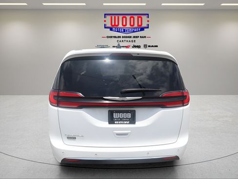 Used 2023 Chrysler Pacifica Touring-L FWD image 4