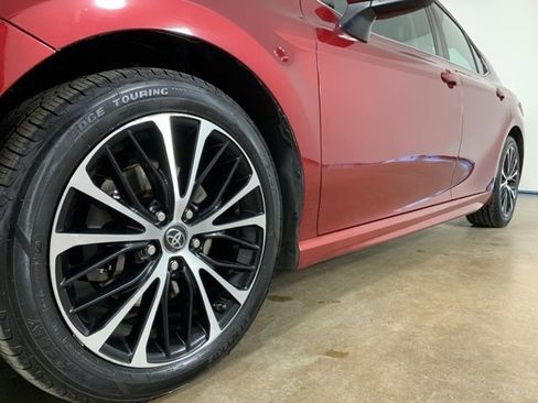 Used 2018 Toyota Camry SE image 2
