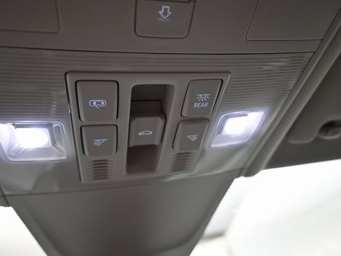 Used 2023 Volkswagen Tiguan SE w/ Panoramic Sunroof Package image 17