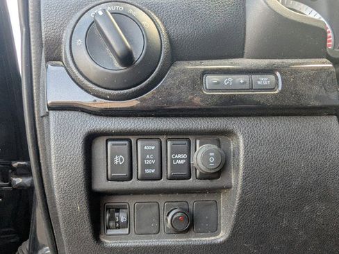 Used 2018 Nissan Titan SV w/ SV Convenience Package AWD/4WD image 19