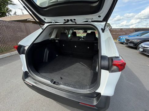 Used 2019 Toyota RAV4 LE FWD image 11