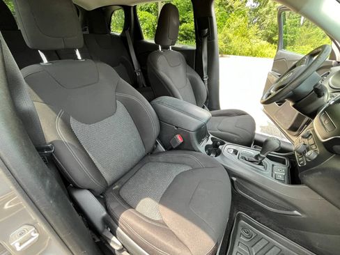 Used 2019 Jeep Cherokee Latitude w/ Popular Appearance Group FWD image 19