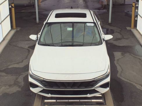 Used 2025 Hyundai Elantra Limited FWD image 2