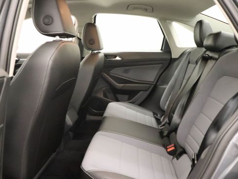 Certified 2025 Volkswagen Jetta SE w/ Sunroof Package FWD image 17