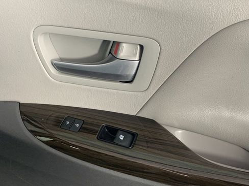 Used 2018 Toyota Sienna XLE Premium image 37