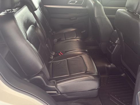 Used 2018 Ford Explorer XLT w/ Equipment Group 202A AWD/4WD image 11