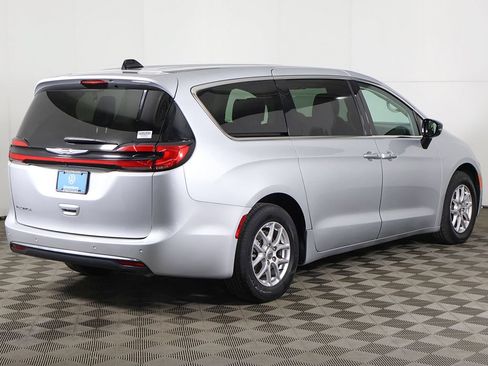 Used 2024 Chrysler Pacifica Touring-L FWD image 11