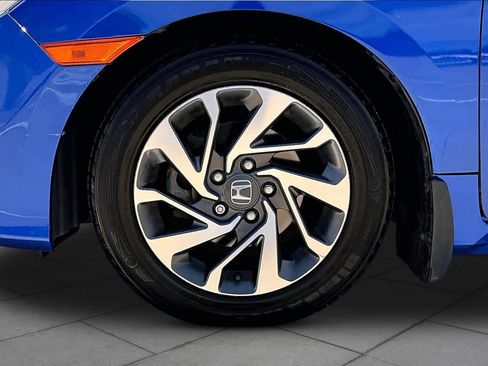 Used 2018 Honda Civic EX image 11