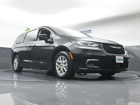 Used 2024 Chrysler Pacifica Touring-L image 25