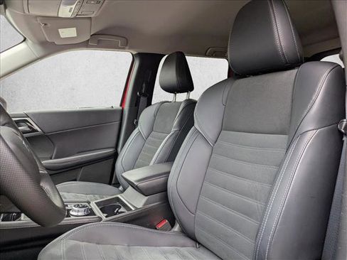 Used 2024 Mitsubishi Outlander SE image 11