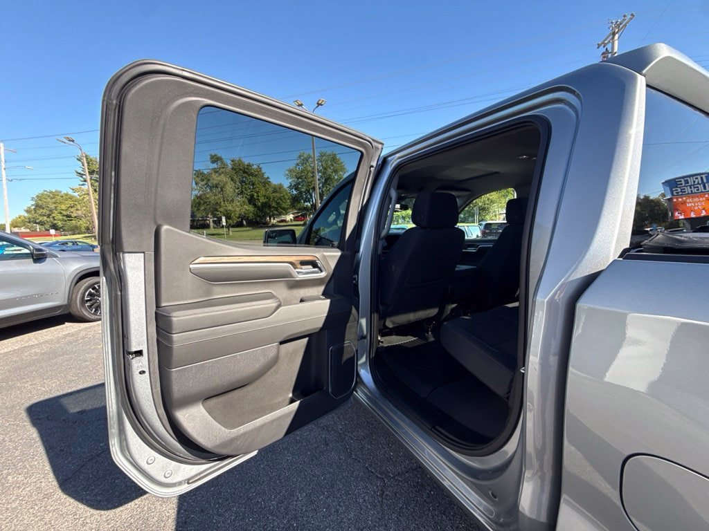 Used 2024 Chevrolet Silverado 1500 LT AWD/4WD image 11