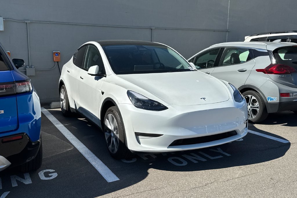 Used 2023 Tesla Model Y 2WD image 2