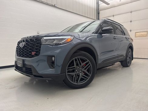 Used 2025 Ford Explorer ST image 12