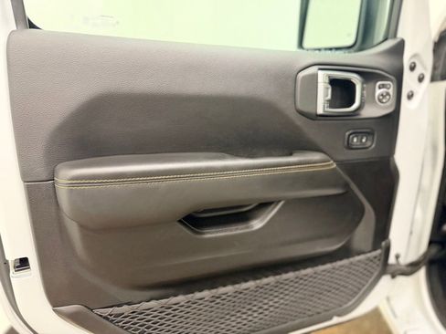 Used 2025 Jeep Wrangler Sahara AWD/4WD image 10