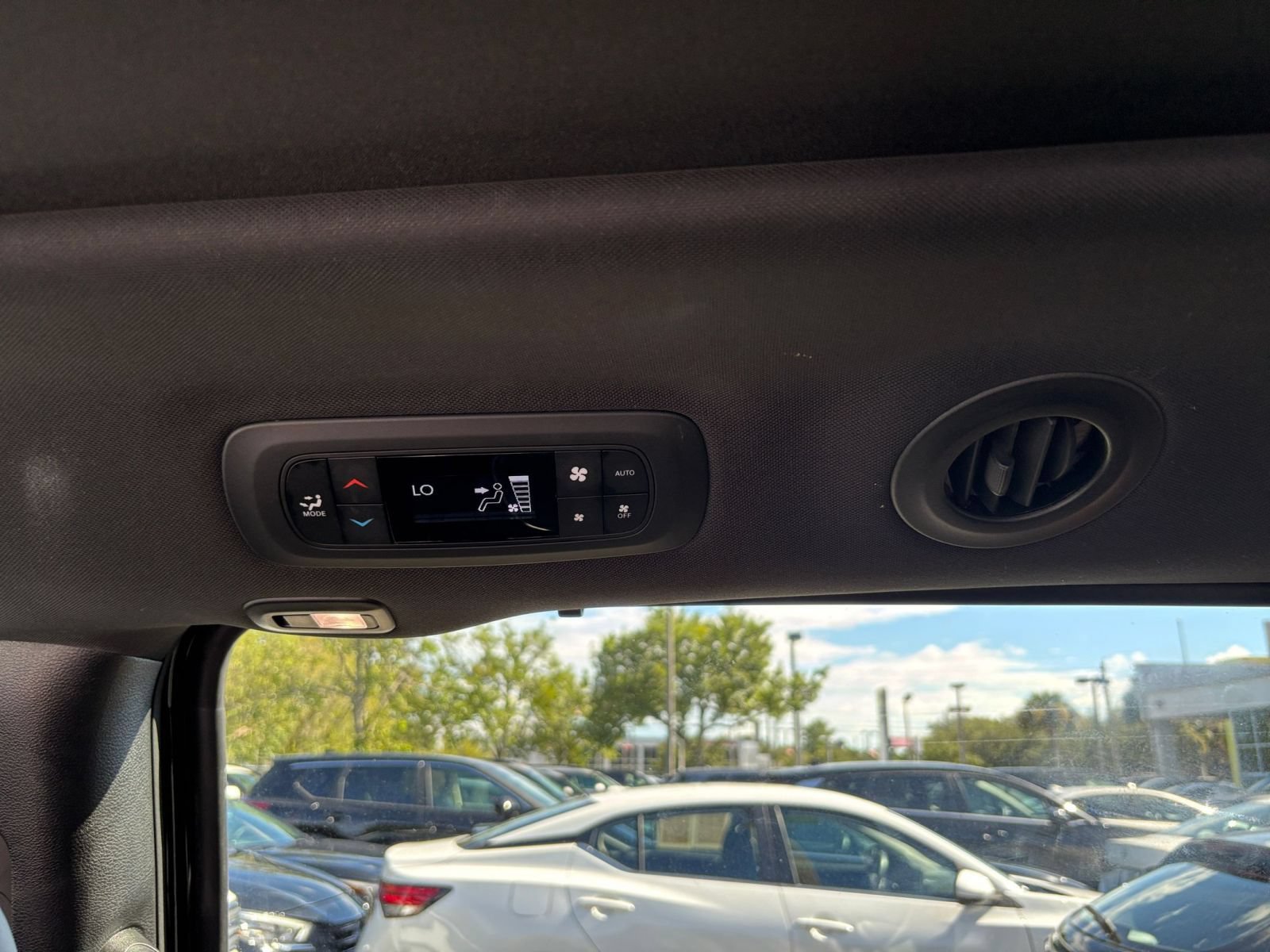 Used 2025 Chrysler Pacifica Limited FWD image 25