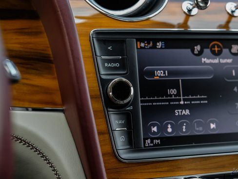Used 2020 Bentley Bentayga Plug-In Hybrid AWD/4WD image 57
