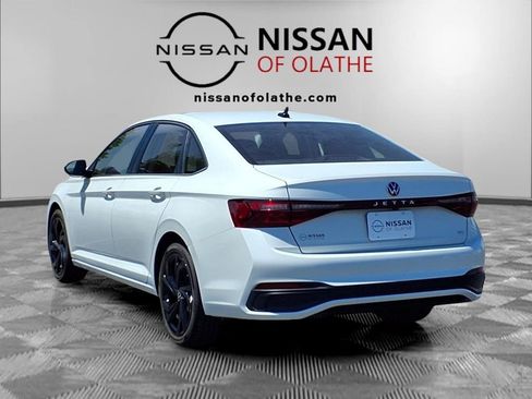 Used 2025 Volkswagen Jetta SE w/ Sunroof Package FWD image 3