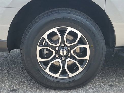 Used 2024 Ford Expedition Max XLT image 5