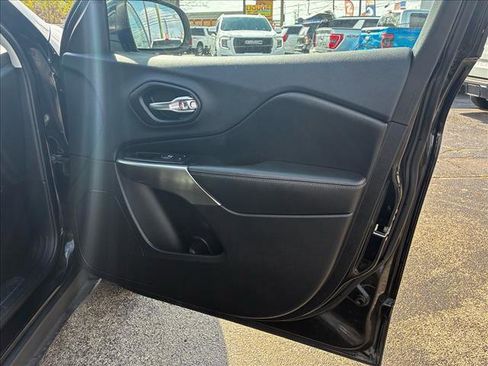 Used 2019 Jeep Cherokee Limited image 16