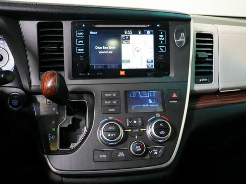 Used 2016 Toyota Sienna Limited Premium FWD image 12
