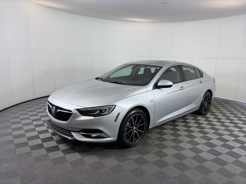 Used 2018 Buick Regal Essence w/ Driver Confidence Package #1 AWD/4WD image 2