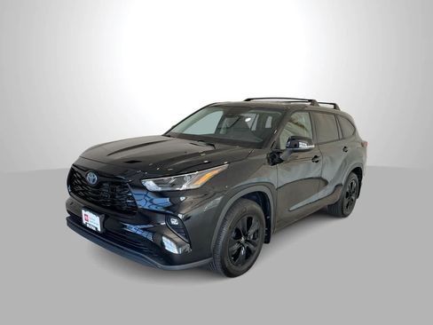 Used 2024 Toyota Highlander LE AWD/4WD image 1