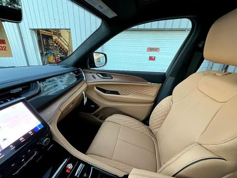 New 2025 Jeep Grand Cherokee Summit image 31