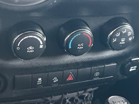 Used 2014 Jeep Wrangler Unlimited Sahara w/ Connectivity Group image 19