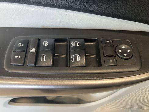 Used 2019 Jeep Cherokee Limited image 12