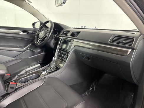 Used 2018 Volkswagen Passat 2.0T SE FWD image 31