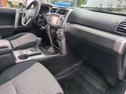 Used 2018 Toyota 4Runner SR5 AWD/4WD image 32