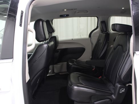 Used 2024 Chrysler Pacifica Touring-L FWD image 19