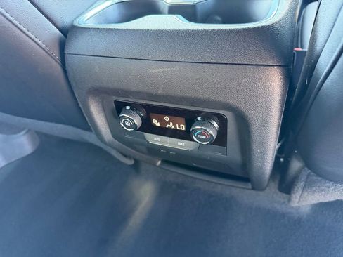 Used 2025 Chevrolet Traverse LT AWD/4WD image 19