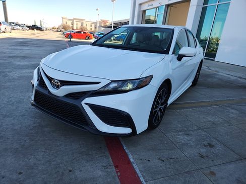 Used 2023 Toyota Camry SE image 3