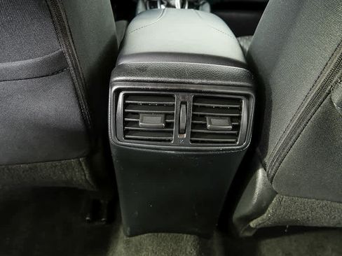Used 2017 Nissan Rogue SV AWD/4WD image 18