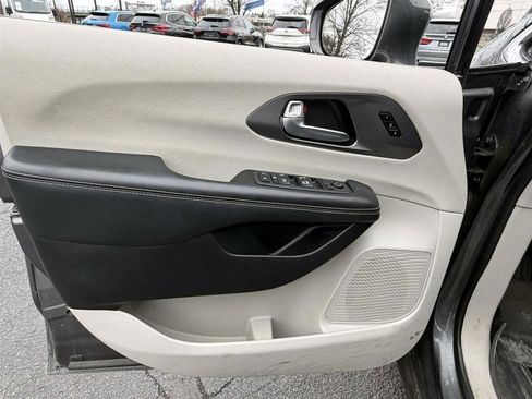 Used 2022 Chrysler Pacifica Touring-L image 14
