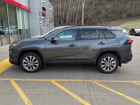 Used 2021 Toyota RAV4 XLE Premium image 5