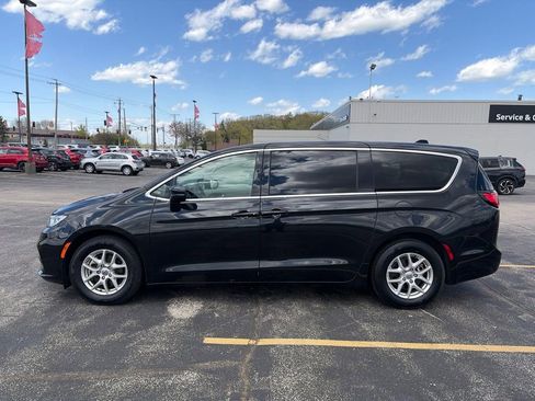 Used 2023 Chrysler Pacifica Touring-L FWD image 2