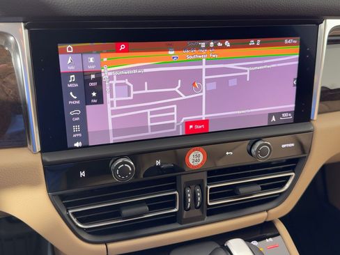 Certified 2026 Porsche Macan AWD/4WD image 25