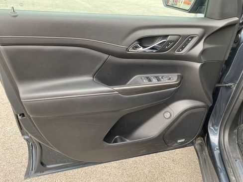 Used 2020 GMC Acadia SLT w/ Premium Package image 19