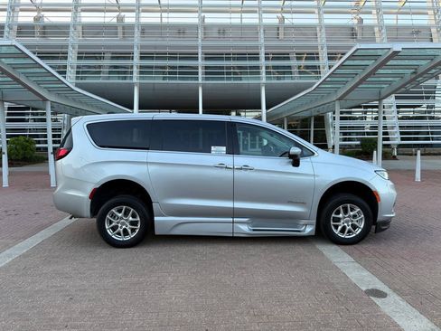 Used 2023 Chrysler Pacifica Touring-L FWD image 4