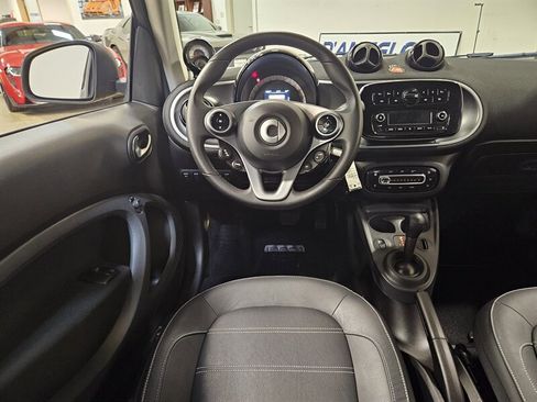 Used 2017 smart fortwo Prime RWD image 20