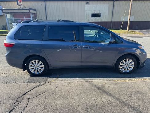 Used 2016 Toyota Sienna LE image 4