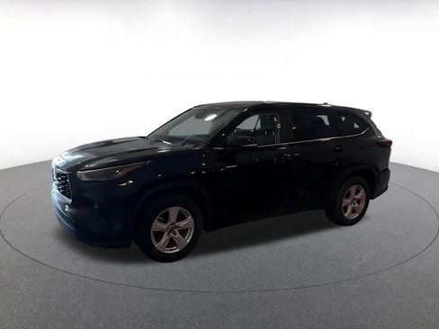 Used 2025 Toyota Highlander LE FWD image 7