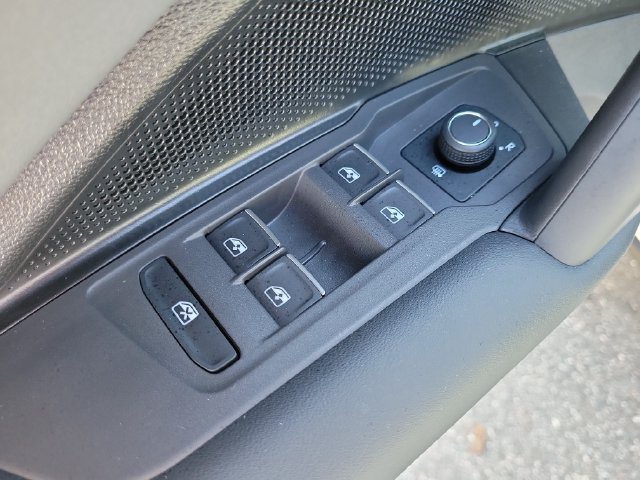 Used 2025 Volkswagen Tiguan SE FWD image 15